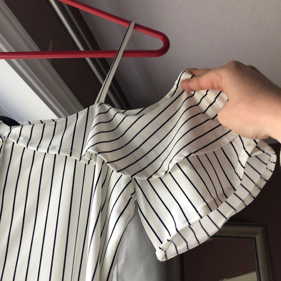 Lightweight, beautiful off the shoulder shirt - Picture 2 of 5